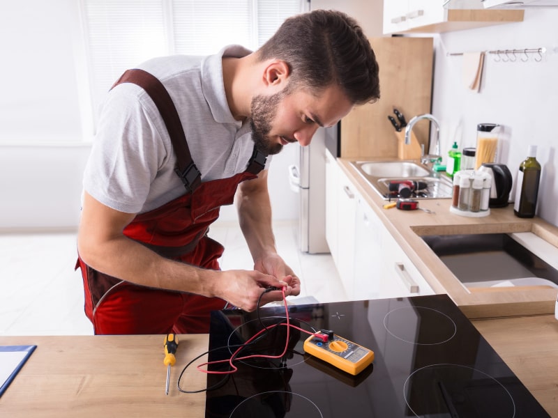 Técnico Reparando Vitrocerámica Lynx Técnico Reparando Vitrocerámica Lynx